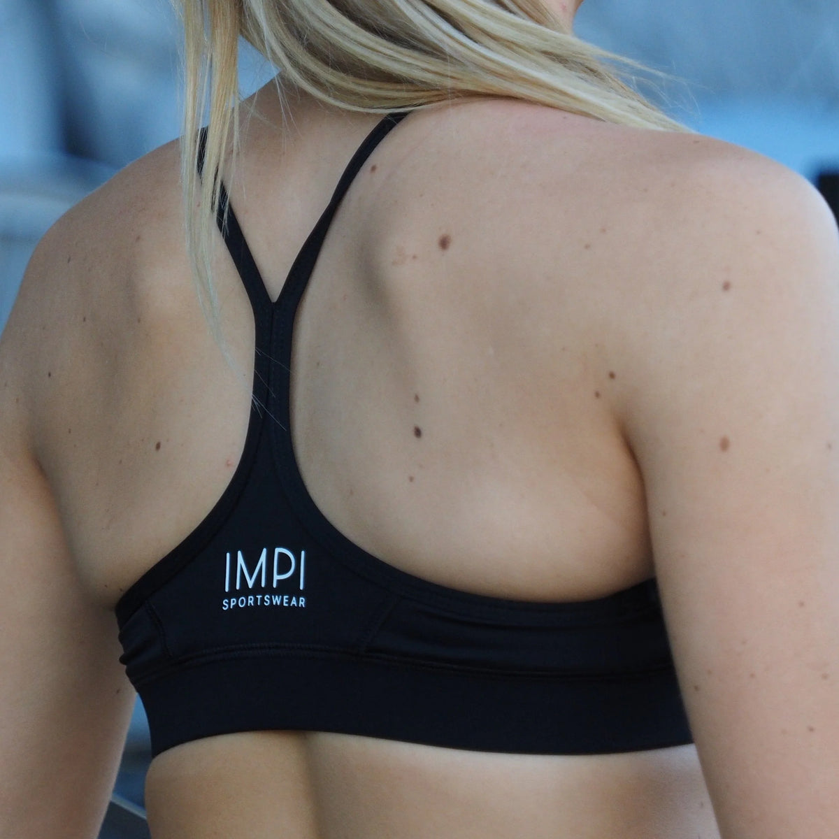 IMPI V-Neck Sports Crop - Black