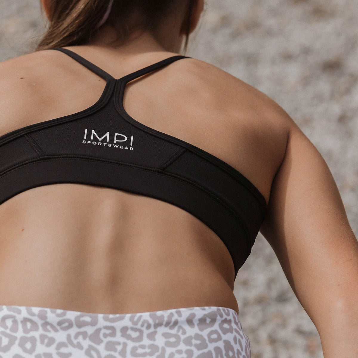 IMPI V-Neck Sports Crop - Black
