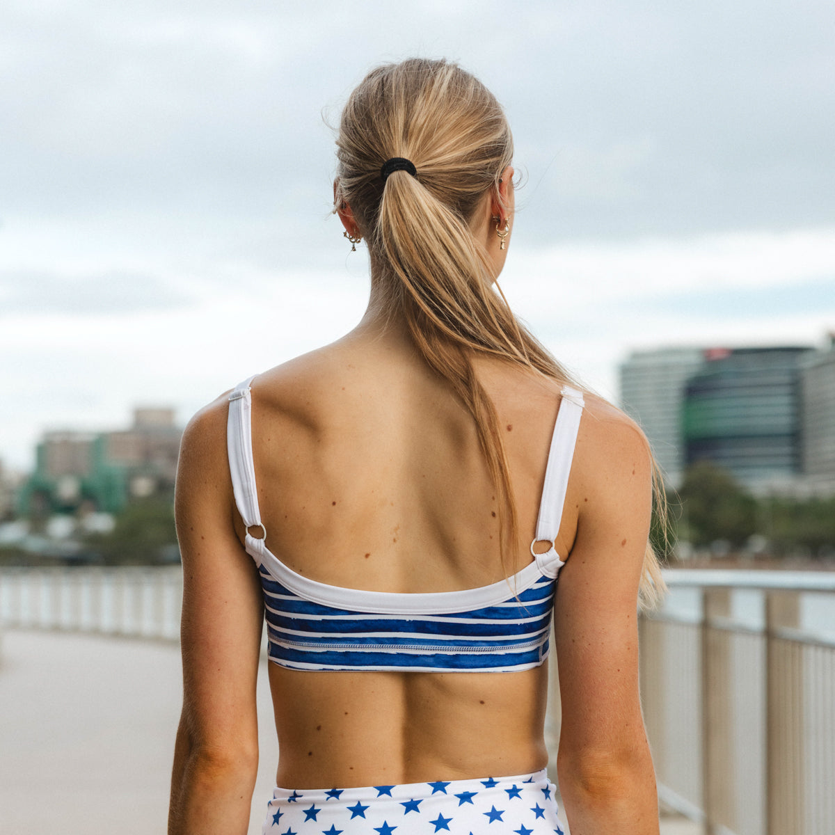 blue running crop