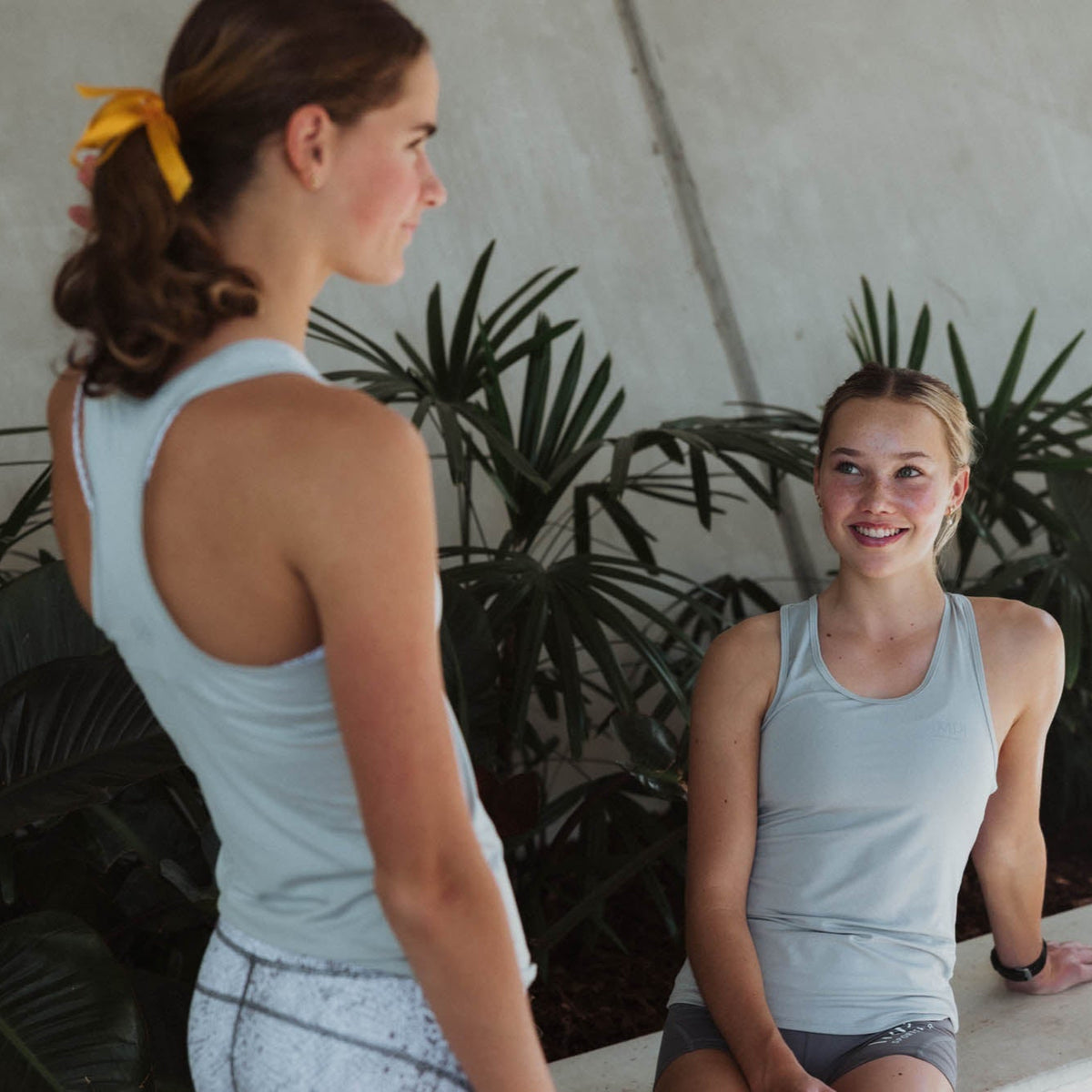 grey running singlet